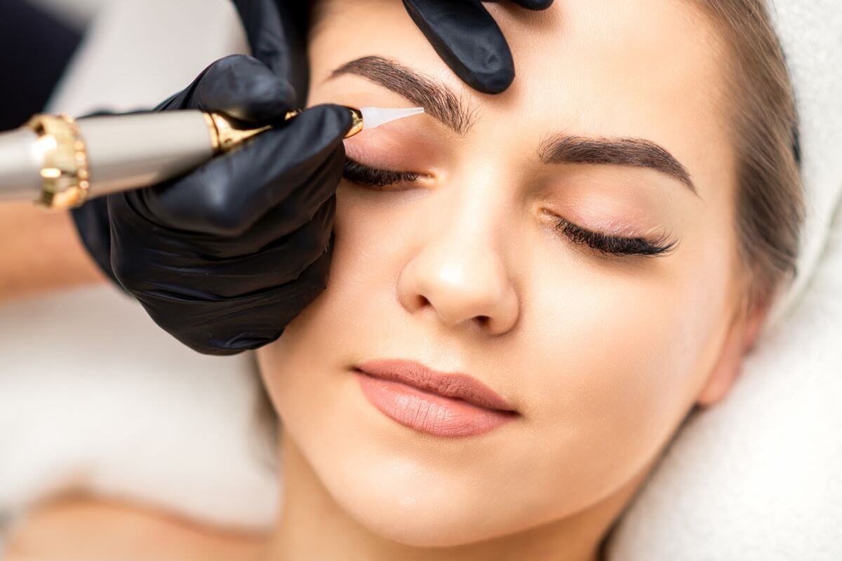 Top-rated permanent makeup artist in Vaughan, Ontario | Natural-looking eyebrows, eyeliner, and lips | Serving GTA, Richmond Hill, Markham, and Woodbridge | Professional, hygienic, and affordable microblading and cosmetic tattooing services near you